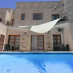 بيت للعطل Hollies *