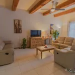 Nyaraló Hollies Qala