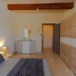 Nyaraló Hollies Qala