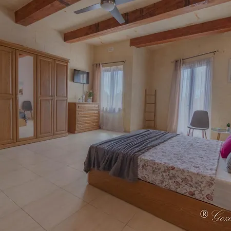 Hollies Feriehus Qala